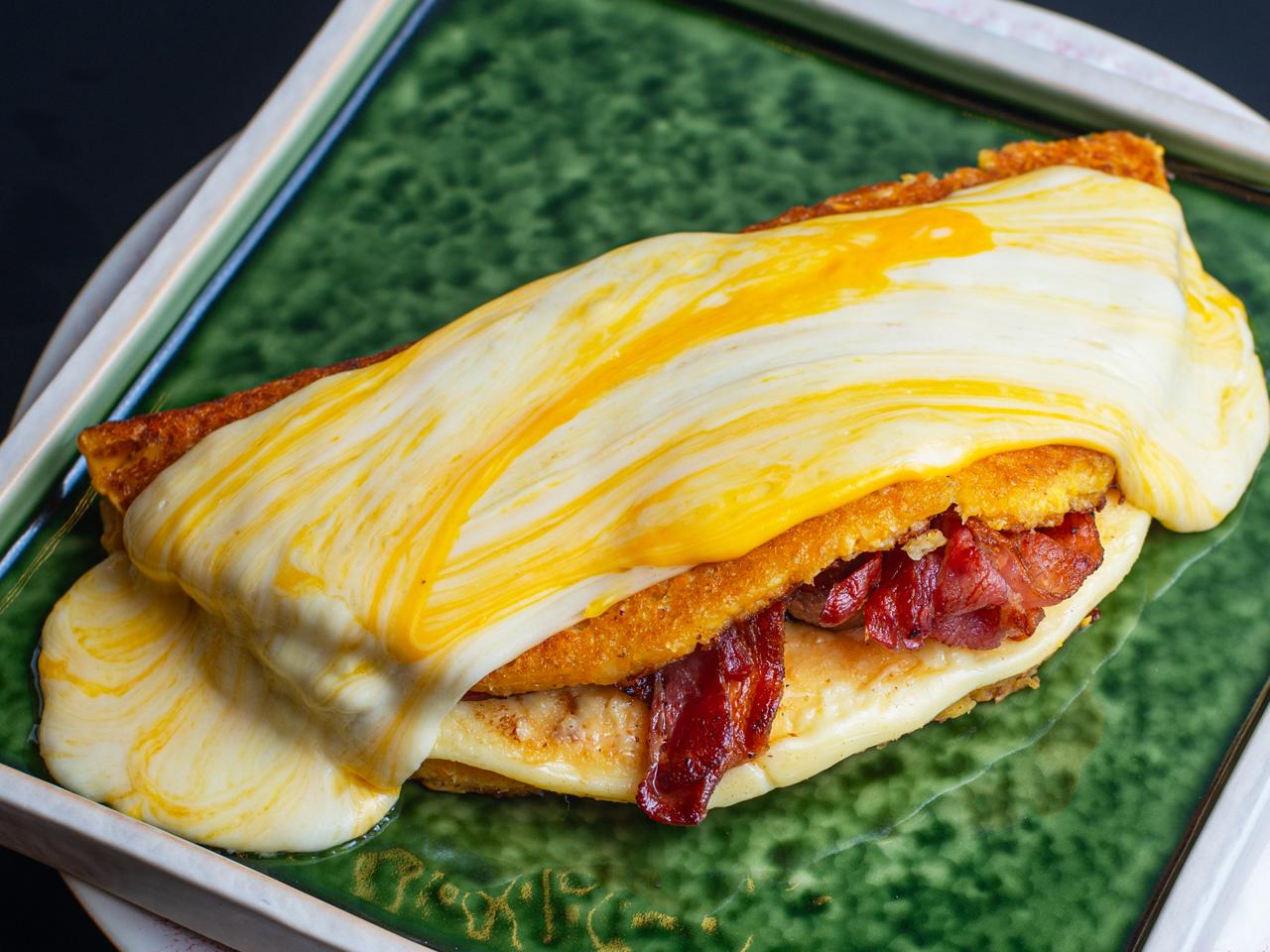 Cachapa con Bacon y Queso Gratinado