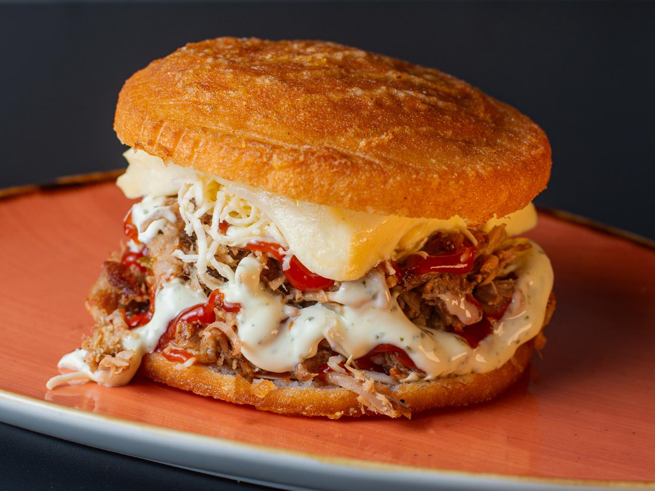 AREPA DE PIERNA DE CERDO
